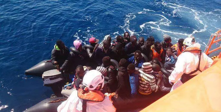 Una de las pateras rescatadas en el Mar de Albor&aacute;n. | Salvamento Mar&iacute;timo