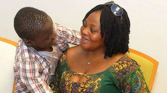 El peque&ntilde;o Adou, junto a su madre Lucie Ouattara (C.A.)