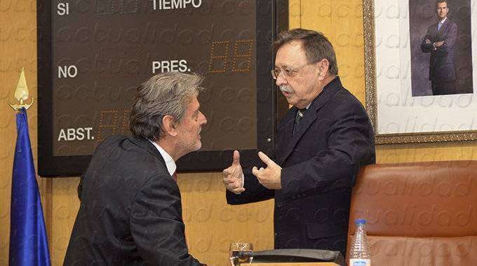 El consejero Emilio Carreira con el presidente de la Ciudad, Juan Vivas (ARCHIVO)