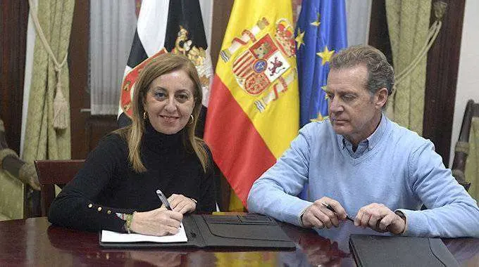 La consejera Adela Nieto y el gerente de la empresa, Manuel Cu&eacute;llar, durante la firma del convenio (CEDIDA)