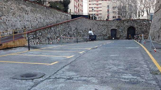 Zona de aparcamiento habilitada en las Murallas Reales (CEDIDA)