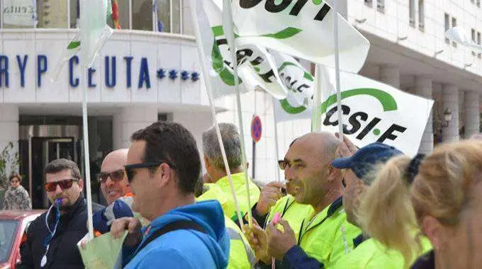 Trabajadores de CSIF a las puertas del Ayuntamiento (C.A./ARCHIVO)