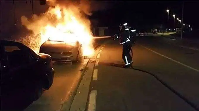 incendio coche avenida abdelkrim