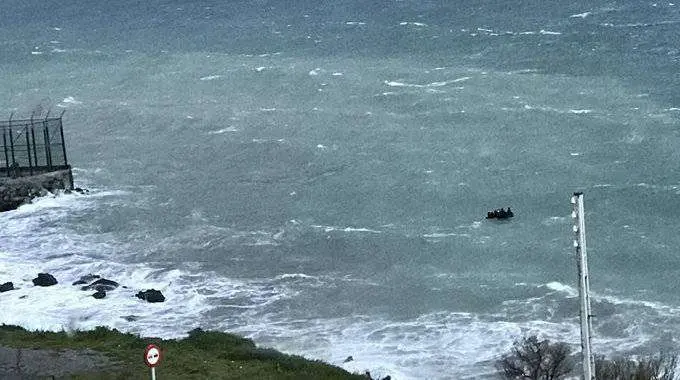 naufragio patera en Benz&uacute; 11.4.2018