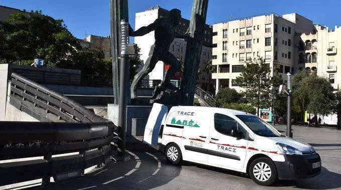 Un veh&iacute;culo de la empresa de limpieza Trace bajo la estatua de H&eacute;rcules (C.A.)