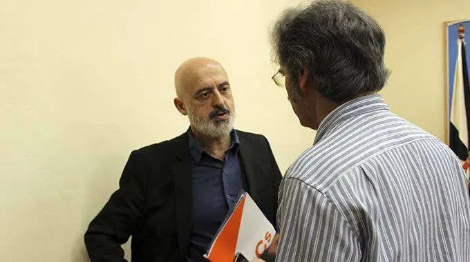 El diputado JavierVarga conversa con un periodista antes del inicio de una rueda de prensa (C.A./ARCHIVO)