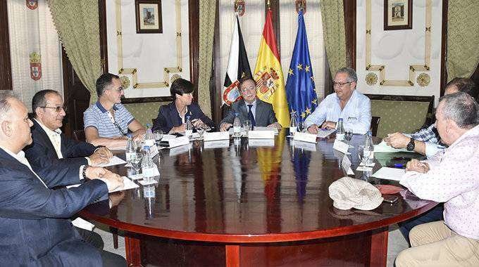 Reunión constitutiva de la Mesa por el Empleo celebrada el 1 de junio de 2016 (C.A./ARCHIVO)
