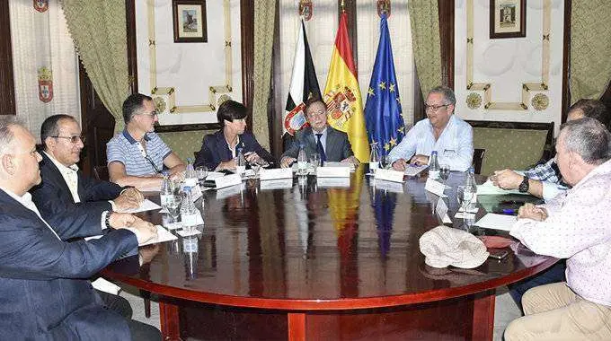 Reuni&oacute;n constitutiva de la Mesa por el Empleo celebrada el 1 de junio de 2016 (C.A./ARCHIVO)