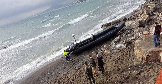 Semirr&iacute;gida abandonada en La Almadraba en enero del pasado a&ntilde;o (C.A./ARCHIVO)