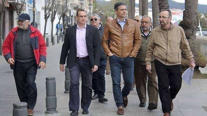 Sánchez pasea por el Paseo de las Palmera durante su visita dle pasado marzo (C.A./ARCHIVO)