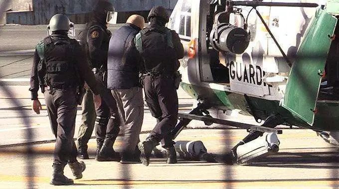 Uno de los procesados es conducido a un helic&oacute;ptero de la Guardia Civil el d&iacute;a de su detenci&oacute;n (C.A.)