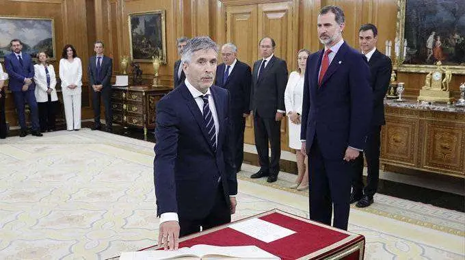 Fernando Grande-Marlaska G&oacute;mez promete el cargo de ministro del Interior ante Su Majestad el Rey.