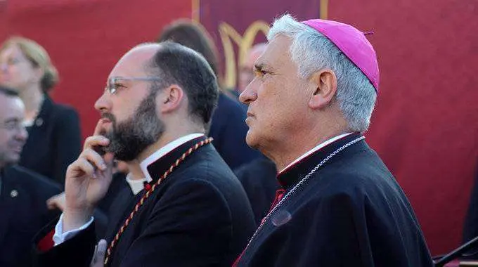 Fern&aacute;ndez (izquierda), junto al obispo, Rafael Zornoza (C.A.)