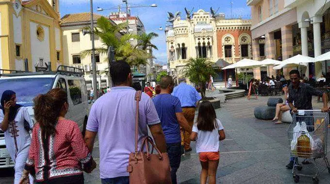 Viandantes, en la Plaza de los Reyes (C.A.)