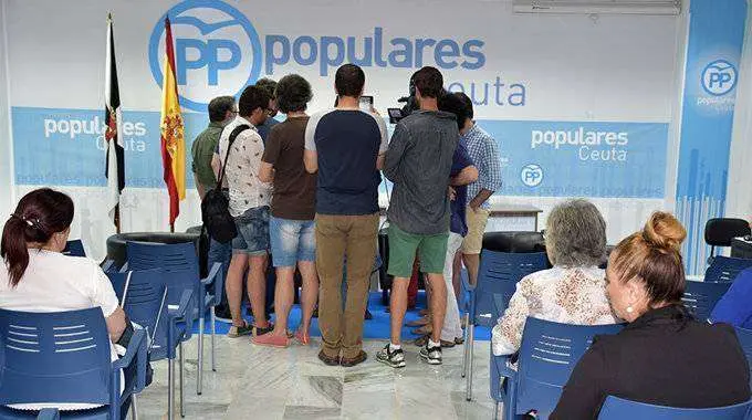 Los periodistas rodean al popular Juan Bravo en la sede del partido (C.A./ARCHIVO)
