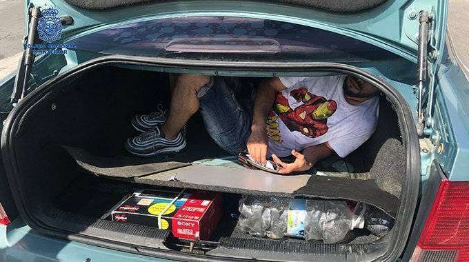 El migrante, en el interior del maletero del vehículo (POLICÍA NACIONAL)