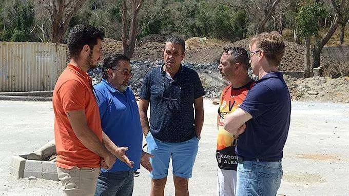 Imagen de la visita del consejero de Fomento a la parcela de Calamocarro (C.A:)