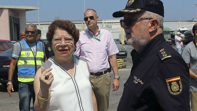 La delegada del Gobierno, Salvadora Mateos, ha visitado esta mañana los controles policiales en el puerto (C.A.)