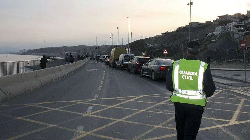 Un agente de la Guardia Civil controla el tr&aacute;fico en la 352 (C.A./ARCHIVO)