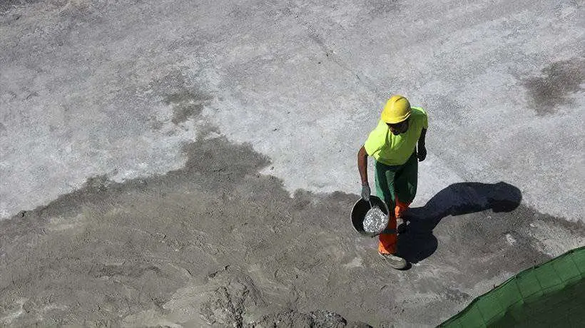 Un pe&oacute;n carga con un capazo en las obras de Gran V&iacute;a (C.A.)