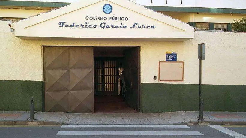 Entrada principal al colegio p&uacute;blico Federico Garc&iacute;a Lorca (C.A.)