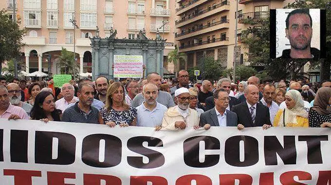 Manifestaci&oacute;n de repulsa a los atentados en Catalu&ntilde;a celebrada el 25 de agosto de 2017; arriba, fotograf&iacute;a de Es Satty (C.A./ARCHIVO)