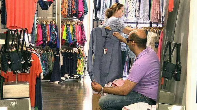 Clientes, en un establecimiento comercial de la ciudad (C.A.)