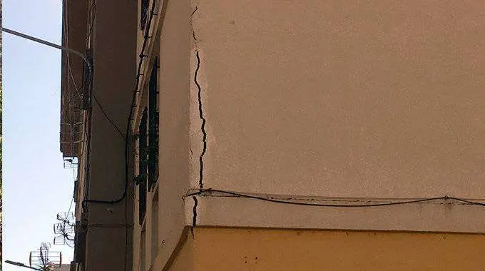 Una grieta recorre la fachada de un inmueble (CEDIDA)