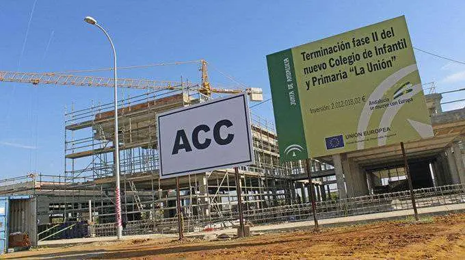 El colegio, durante las obras de construcci&oacute;n (LARINCONADA.ES)