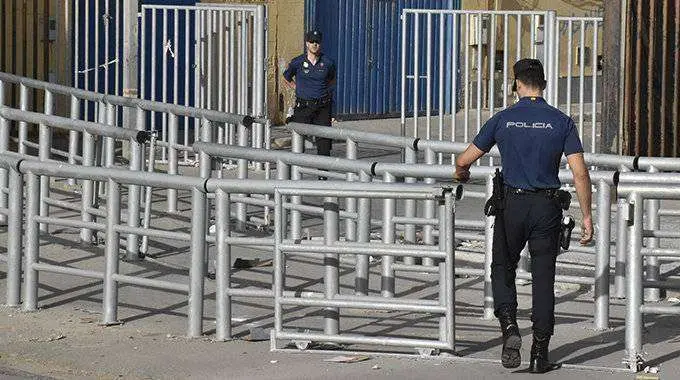 Polic&iacute;as en el acceso a Ceuta trav&eacute;s de El Tarajal II (C.A./ARCHIVO)