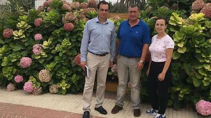 Hern&aacute;ndez, primero por la izquierda, durante una visita a la escuela (CEDIDA)