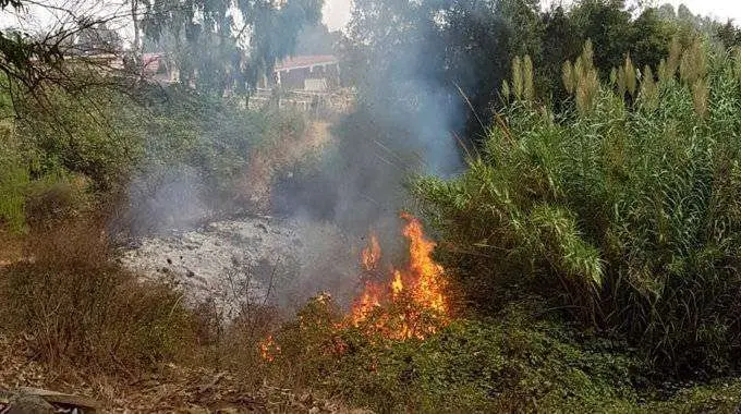 Uno de los conatos de incendio sofocado por los Bomberos en torno al CETI (CEDIDA)