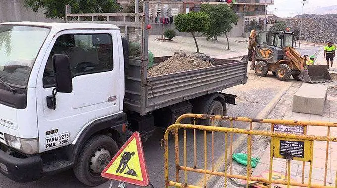 Operarios trabajaban esta ma&ntilde;ana junto a la parcela de Loma Colmenar (D. SERR&Aacute;N)