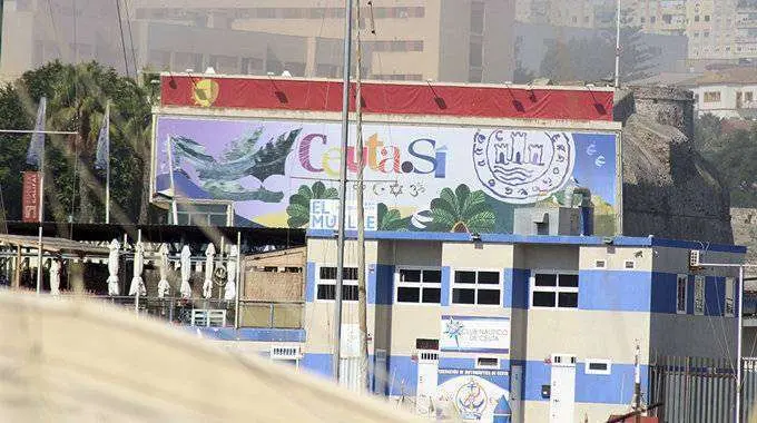 La sede de Servicios Tur&iacute;sticos vista desde elpuerto deportivo  (C.A.)
