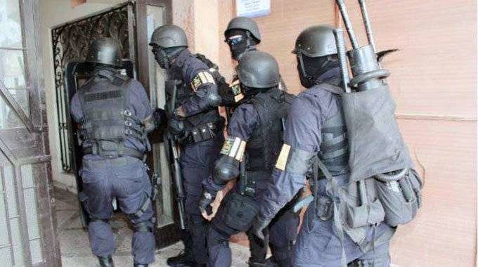 Agentes de seguridad marroquíes, en un registro