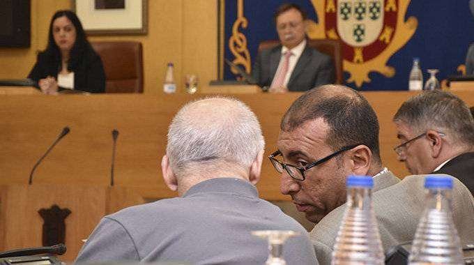 Los diputados de Caballas Juan Luis Aróstegui y Mohamed Alí covnersan durante un pleno de la Asamblea (C.A./ARCHIVO)