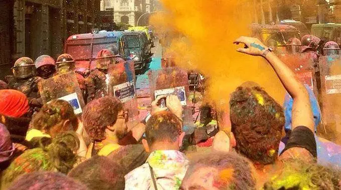 Mossos y manifestantes independentistas (TWITTER ARRAN)