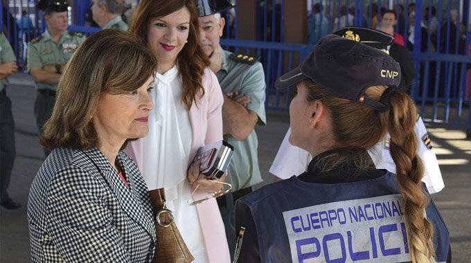 La secretaria de Estado de Seguridad, Ana Botella, (izquierda), durante su visita hoy a Melilla (INTERIOR)