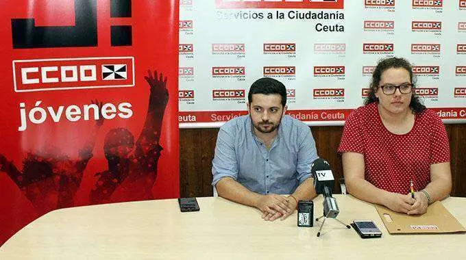 Los dirigentes de J&oacute;venes de CCOO Emilio Postigo y Andrea Ruiz (C.A.)