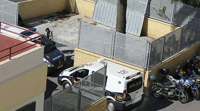 Un grupo de migrantes aguarda tras la valla a ser identificados (J. CHELLARAM)