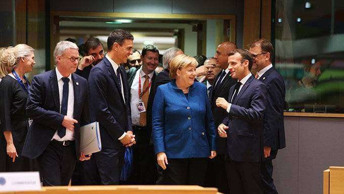 El-presidente-del-Gobierno,-Pedro-Sánchez,-conversa-con-la-canciller-alemana,-Angela-Merkel,-y-con-el-presidente-de-la-República-Francesa,-Emmanuel-Macron,-al-inicio-de-la-reunión-del-Consejo-