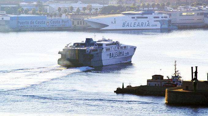 Buque de Baleària entrando a puerto (C.A./ARCHIVO)