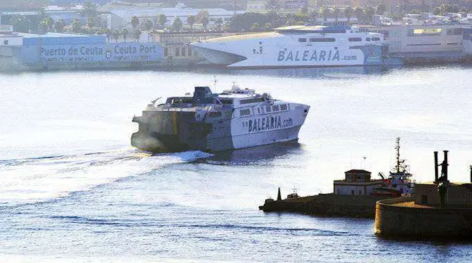 Buque de Bale&agrave;ria entrando a puerto (C.A./ARCHIVO)