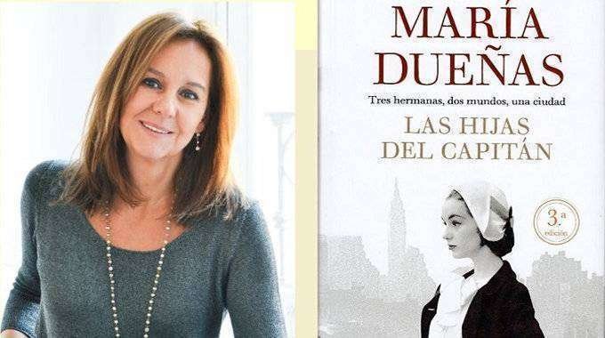 María Dueñas, junto a la cubierta de su último libro (CEDIDA)