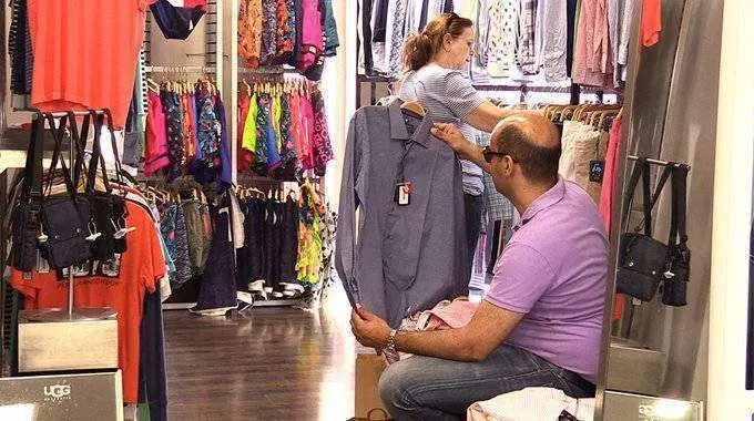 Clientes en un establecimiento comercial de la ciudad (C.A.)