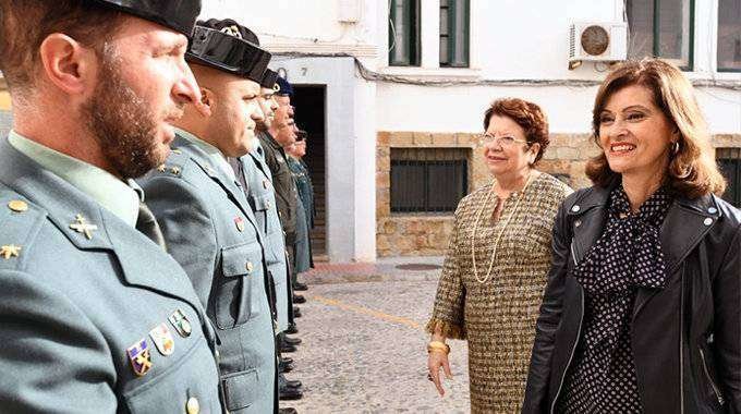 Botella, junto a la delegada del Gobierno, Salvadora Mateos, en la Comandancia de la Guardia Civil