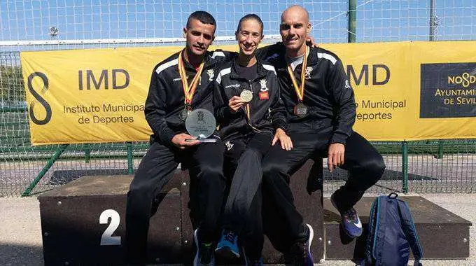 Los tres medallistas de la Comandancia posan para la c&aacute;mara (CEDIDA)