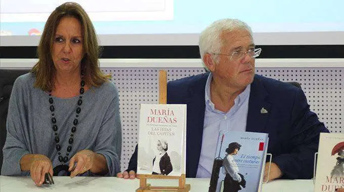 Due&ntilde;as, junto al director de la biblioteca, Jos&eacute; Antonio Alarc&oacute;n (C.A.)