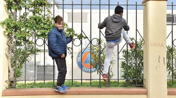 Menores extranjeros encaramados a una verja en el recinto portuario (C.A.)