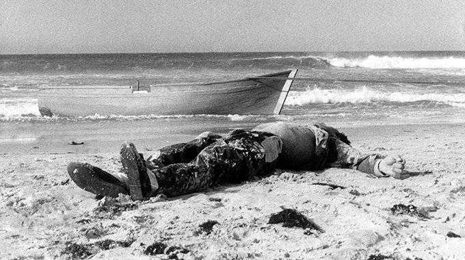 Instantánea, tomada en Tarifa en 1988,  del primer migrante fallecido en el Estrecho (ILDEFONSO SENA)